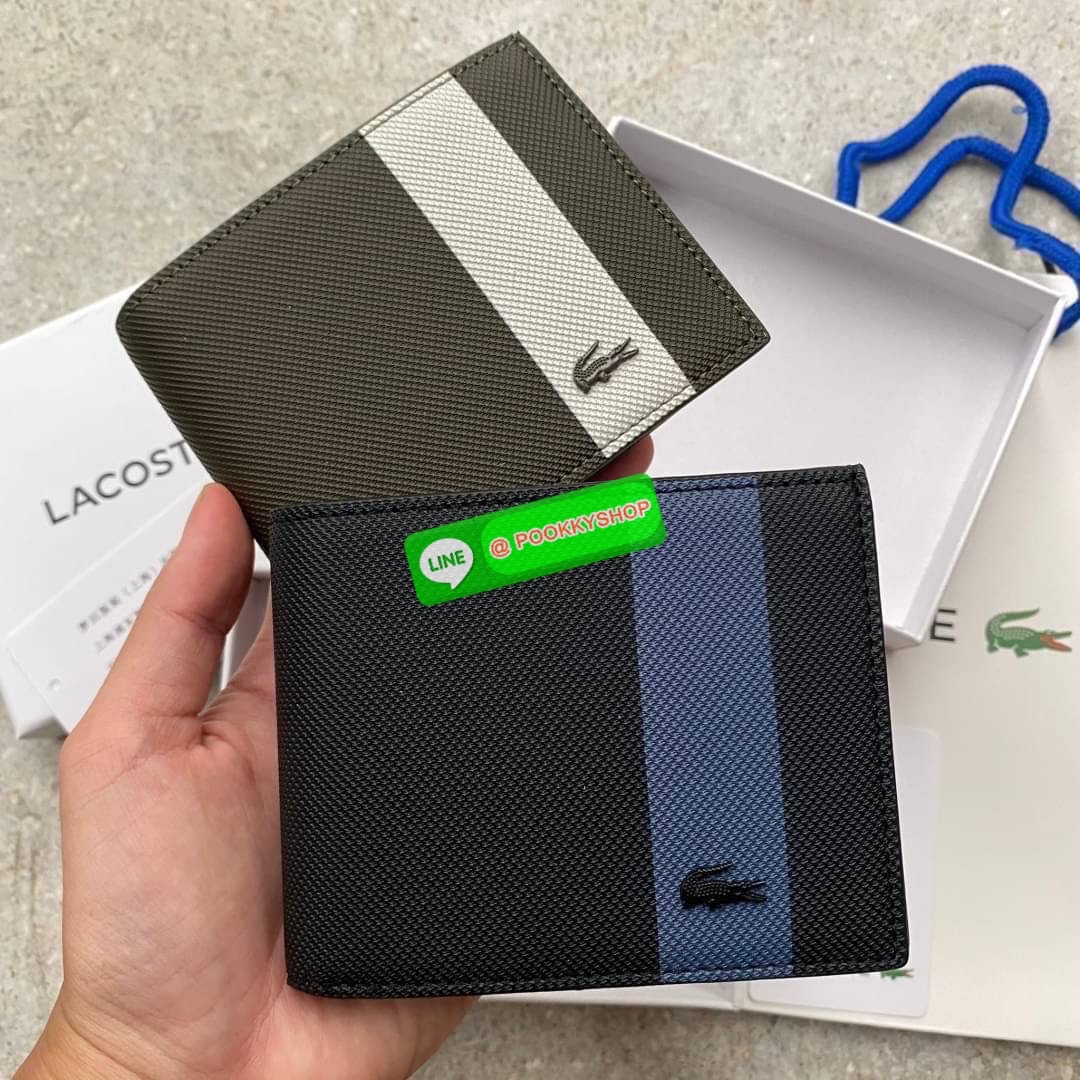 ลาคอส SHORT WALLET กระเป๋าสตางค์แบบพับ2ตอนสำหรับผู้ชาย มีช่องใส่บัตรและช่องใส่ธนบัตรแยกเป็นสัดส่วน กระเป๋าสตางค์หนัง PVC คุณภาพดีตามแบบฉบับของแบรนด์ มาพร้อมกล่อง ถุงกระดาษแบรนด์แบรนด์แข็งแรงสวยมากค่ะ ไม่ว่าจะใช้เองหรือเป็นของขวัญก็สุดคุ้มและน่าใช้ ห้ามพ