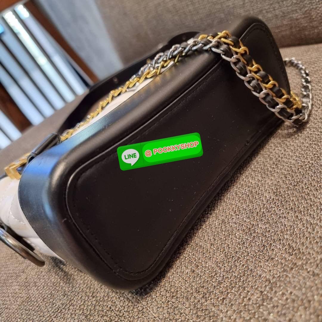 RESTOCK!! LIMITED SHOULDER BAG พรีเมี่ยมกิ๊ฟ Chanel ไซส์คลาสสิค กระเป๋าสะพายข้าง/ไหล่ หนังสังเคราะห์ นิ่ม หรู มาพร้อมพวงกุญแจสัญลักษณ์แบรนด์ พิเศษ!! สายคล้อง jumbo font เพิ่มดีเทลความแพง อะไหล่พร้อมโซ่สะพายสีทองสลับสีเงินรมดำ สามารถสะพาย crossbody หรือสะพ