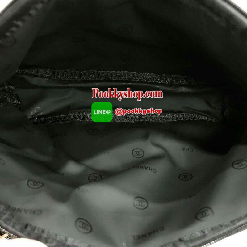 NEW ARRIVAL!! สวยหรูไม่ซ้ำใคร ต้องยกให้ Chanel Clutch Bag With Chain VIP Gift ของแท้จาก Chanel Perfume Counter รุ่น Limited วัสดุหนังเรียบลายตารางเปิดปิดด้วยซิปแบรนด์อะไหล่ทอง ขนาดกำลังดี น้ำหนักเบา ภายในมีโลโก้และช่องซิป มาพร้อมสายสะพายโซ่ร้อยหนังถอดออกไ
