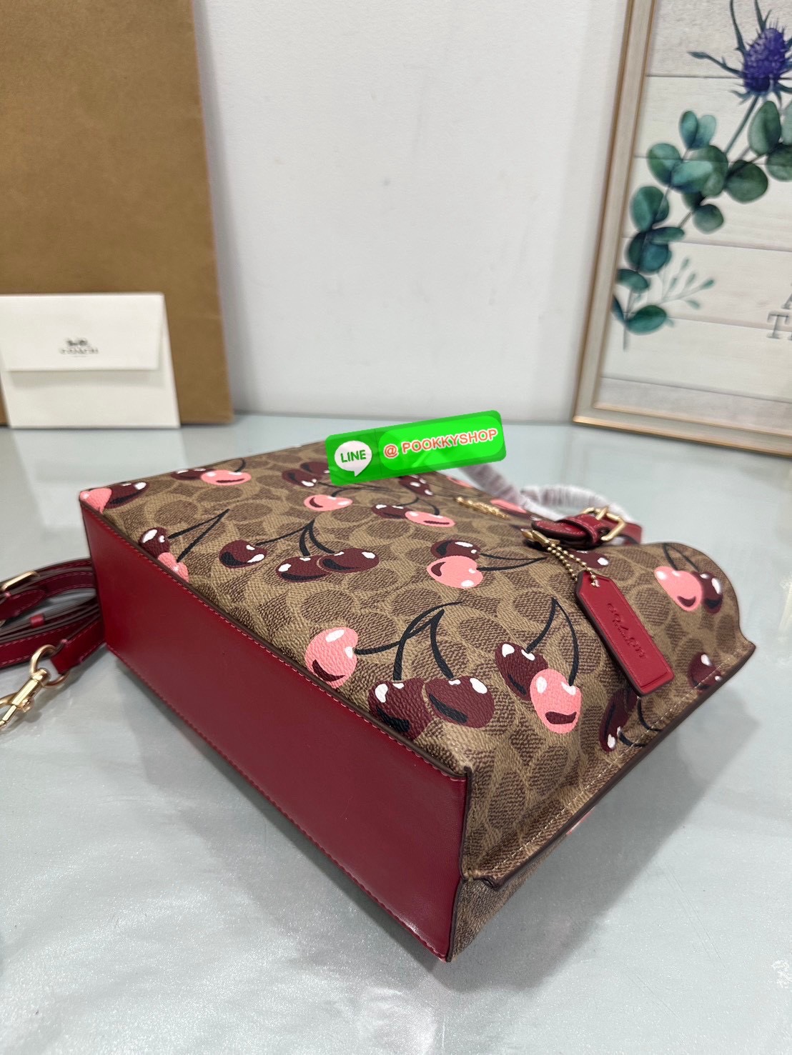 👜Coach CZ772 Mollie Tote Bag 25 In Signature Canvas With Cherry print 🍒 กระเป๋าทรง Tote ลายซิกเนเจอร์พิเศษ ดีไซน์น่ารักสุดคลาสิคมาพร้อมสายสะพายยาวและสายถือ หนังกับตัวกระเป๋าได้อย่างมีเอกลักษณ์ เหมาะสำหรับใส่ของใช้ประจำวัน พร้อมช่องซิปหลักก