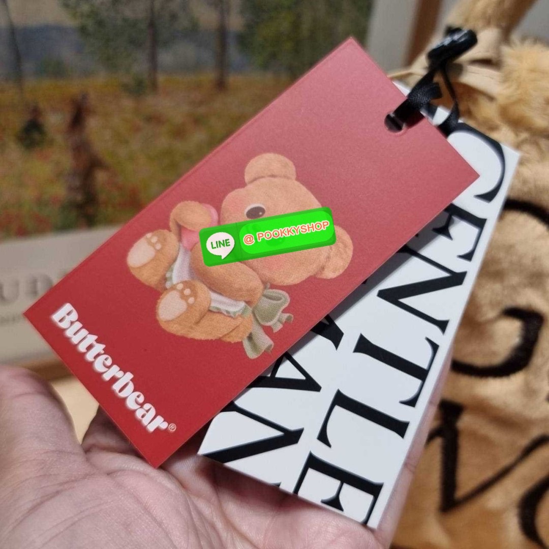 Gentlewoman x Butterbear fluffy dumpling bag 🔆 Details กระเป๋าที่มัมหมีต้องไม่ปล่อยผ่าน น้องหมีเนยน่ารักไม่ไหว และมาในรูปแบบกระเป๋า dumpling สุดฮิต บอกเลยว่าเหมาะกับคริสต์มาสที่จะถึงนี้มาก ดีไซน์น้องหมีเนยโดดเด่น ปากกระเป๋าสามารถรูดเก็บทรงได้ และม