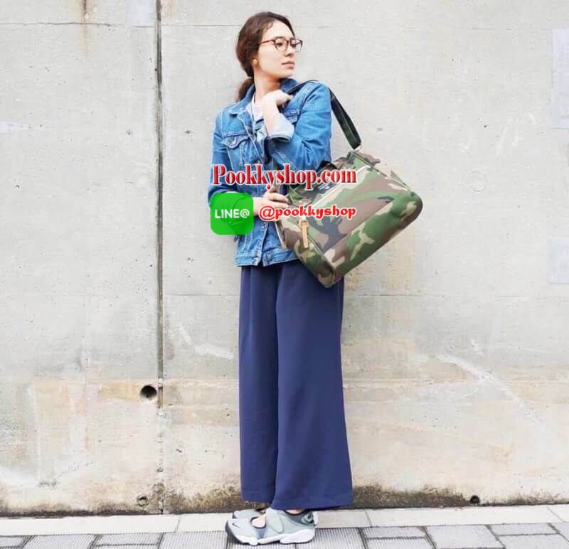 ANELLO 2 WAY POLPESTER CANVAS BOSTON BAG รุ่นใหม่ล่าสุดจากแบรนด์ที่ทุกคนรู้จัก รุ่นนี้วัสดุผ้าแคนวาสเนื้อนิ่มและน้ำหนักเบา ปากกระเป๋ามีโครงเป็นเอกลักษณ์จุดเด่น หูสูง 20 ซม. ด้านหน้ามีช่องซิปใส่ของได้ เปิดปิดด้วยซิปคู่ ภายในกว้าง ใบใหญ่ ใส่หนังสือหรือ A4 โ