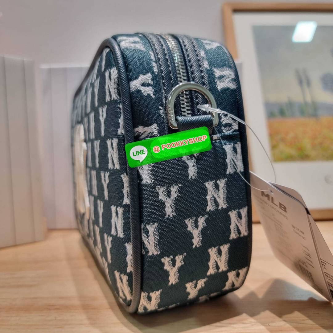 MLB JACQUARD MONOGRAM CROSSBODY BAG ฉุดไม่อยู่ ดาเมจแรงมาก!! กับกระเป๋าครอสบอดี้ ที่สายเกาต้องมี!! ดีไซน์ลวดลายโมโนแกรมเอกลักษณ์ ลงบนผ้า jacquard ได้อย่างลงตัวและสวยงาม เปิด-ปิดด้วยซิป ภายในโล่งกว้าง จุของสบายๆ มาพร้อมใบลูก และสายสะพายข้าง ให้ความคล่องตัว