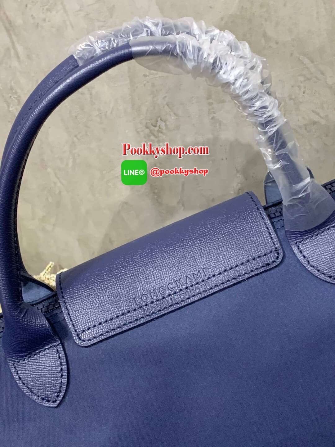 Longchamp Le Pliage Neo Size M มาพบกับกระเป๋ารุ่นยอดนิยม ที่สาวๆ ต้องมีไว้เก็บไว้สักใบ กระเป๋าโท้ทใบนี้ มาพร้อมกับสีที่มีสไตล์เรียบง่าย มีสายสะพายยาวช่วยให้คุณสามารถสะพายไหล่ได้อย่างสบาย ในขณะที่ที่ปิดแบบซิปช่วยให้คุณมั่นใจได้ว่าของด้านในมีความปลอดภัย Le