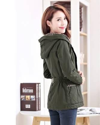 เสื้อกันหนาวแฟชั่นนำเข้า : เสื้อกันหนาวแฟชั่น พร้อมส่ง สีเขียวขี้ม้า สม๊อคช่วงเอว ดีเทลสายคาดด้านหลัง น่ารัก แต่งจั๊มปลายแขน มีซิบรูด ติดด้วยกระดุมแป๊ก มีฮูท เท่ห์สุดๆ กระเป๋า 2 ข้างใช้งานได้ มีซับในค่ะ