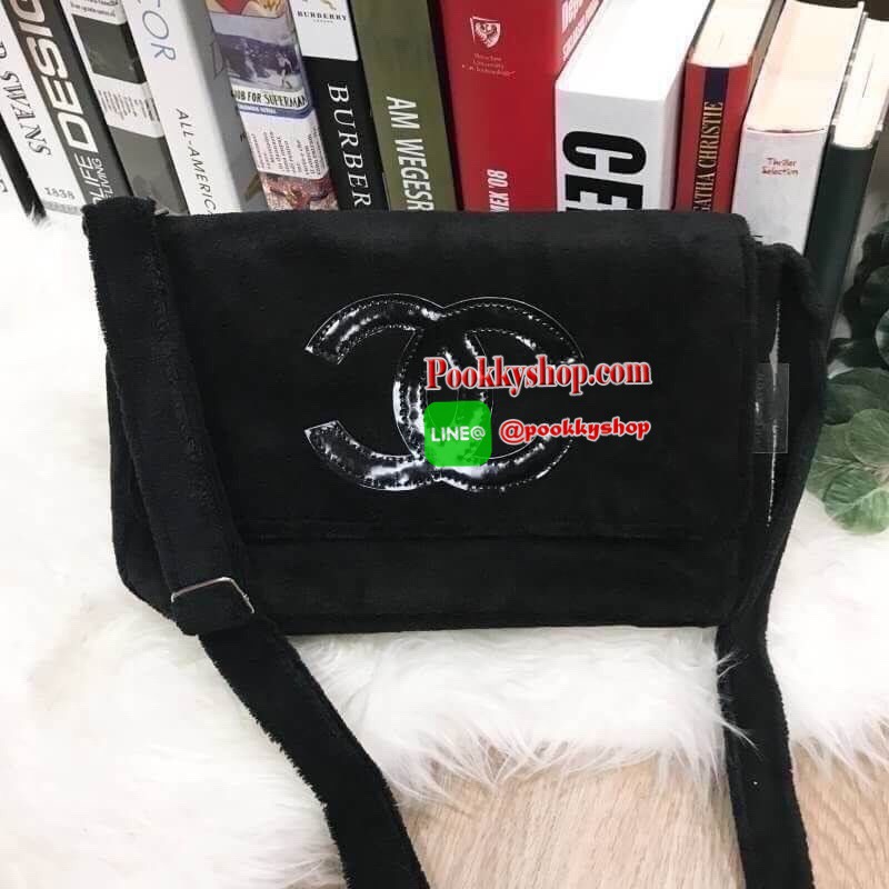 MUST HAVE! Chanel Beaute Crossbody Bag กระเป๋าถือหรือสะพายพรีเมี่ยมของเเท้จาก Chanel Cosmetic Counter VIP Gift รุ่นแนะนำวัสดุขนวูฟสีดำหนานุ่มตัดโลโก้แบรนด์หนังแก้วสวยโดดเด่น น้ำหนักเบา เปิดปิดด้วยฝาปิดกระดุมแม่เหล็ก ใบใหญ่กำลังดีใส่ ipad กระเป๋าสตางค์ใบยา