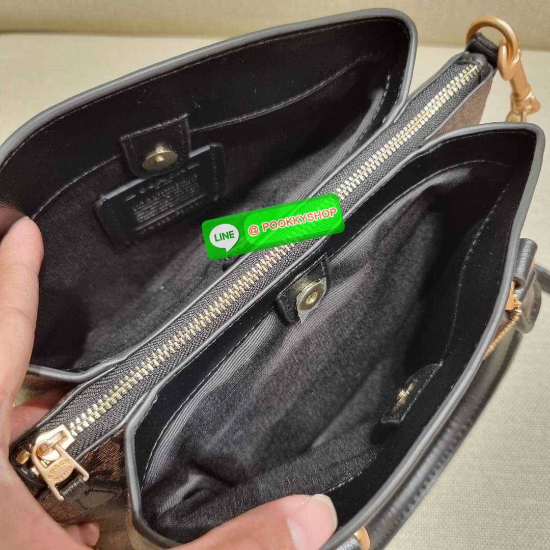 COACH F29434 MINI SAGE CARRYALL IN SIGNATURE CANVAS รุ่นยอดฮิต!! ที่สุดของกระเป๋าสะพายขายดี ต้องทรงถังมินิรุ่นนี้ วัสดุหนังแคนวาสเคลือบลาย สวย คลาสสิค มาพร้อมสายสะพายข้างและหูหิ้วในตัว ถอดออกถือคล้องแขนเก๋ๆ หรูๆยังได้ ภายในเป็นช่องโล่ง แบ่งสัดส่วนอย่างดี