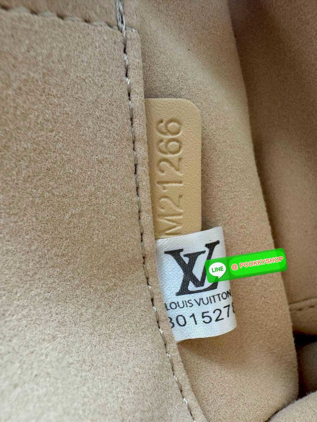 LV x TM Handbag East West Murakami กระเป๋าทรงโท้ทรุ่นท็อปฮิต กับดีไซน์ใหม่ต้อนรับฤดูร้อน โดดเด่นด้วยการตกแต่งลายพิมพ์ โทนสีสดใสสะดุดตา มาพร้อมพวงหนังห้อยรูปโบว์และแท็กปั้มแบรนด์ จับในตัวพร้อมสายสะพายข้าง รูปทรงสวยตลอดกาล ใช้ได้กับทุกลุค ทุกโอกาส ภายในโล่ง