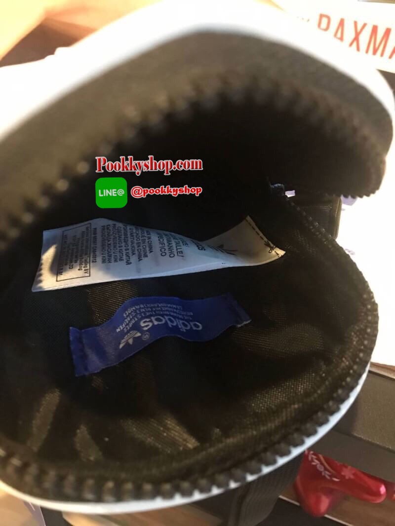 Adidas 3d airliner mini shoulder bag กระเป๋าสะพายรุ่นใหม่ขนาดมินิ สไตล์ ISSEY MIYAKE ใช้ได้ทั้งชายและหญิง ขนน้ำหนักเบา ด้านหน้าประดับโลโก้แบรนด์ตัวนูน เปิดปิดด้วยซิป้ดียวใช้งายง่าย ใช้อะไหล่ปั้มแบรนด์สวยดูดี สายสะพายปรับได้ Freesize ภายในมีป้ายแบรนด์ ใส่ม