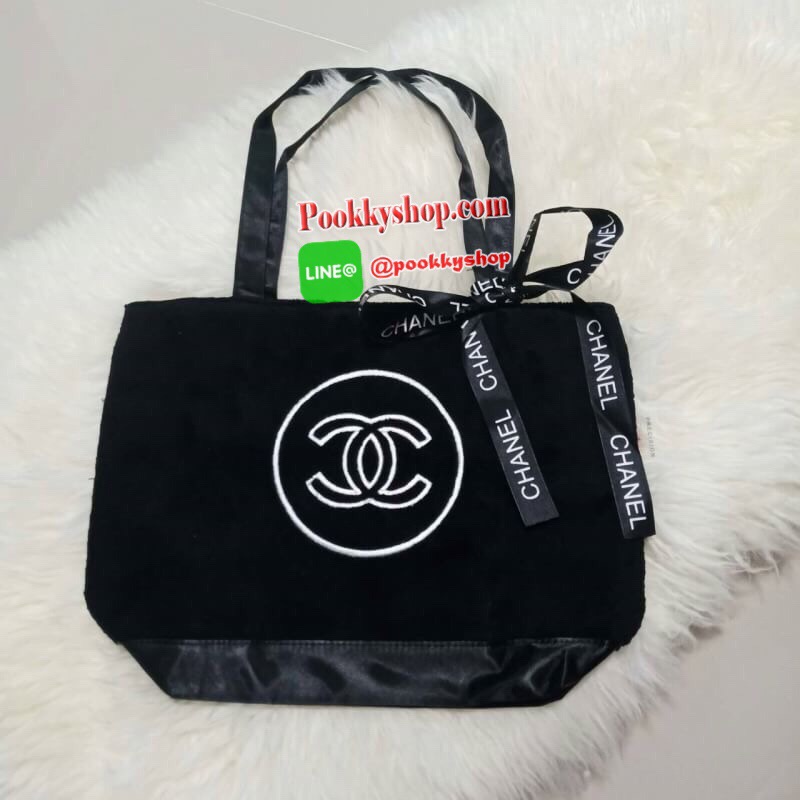 NEW ARRIVAL!! SETคู่ที่คุณต้องถูกใจ CHANEL SHOPPING RIBBIN BAG พร้อมกระเป๋า COSMETIC ขนนิ้มนิ่ม จากงานพรีเมี่ยมกิ้ฟ ของแถมจากน้ำหอม จากแบรนด์ CHANEL เนื้อกระเป๋าทำจากขนเทียม ผิวสัมผัสฟูนิ่ม ตกแต่งด้วยผ้าไนลอนด้านท้ายวางได้กันน้ำ!! ปักโลโก้แบรนด์ ด้านในเปิ