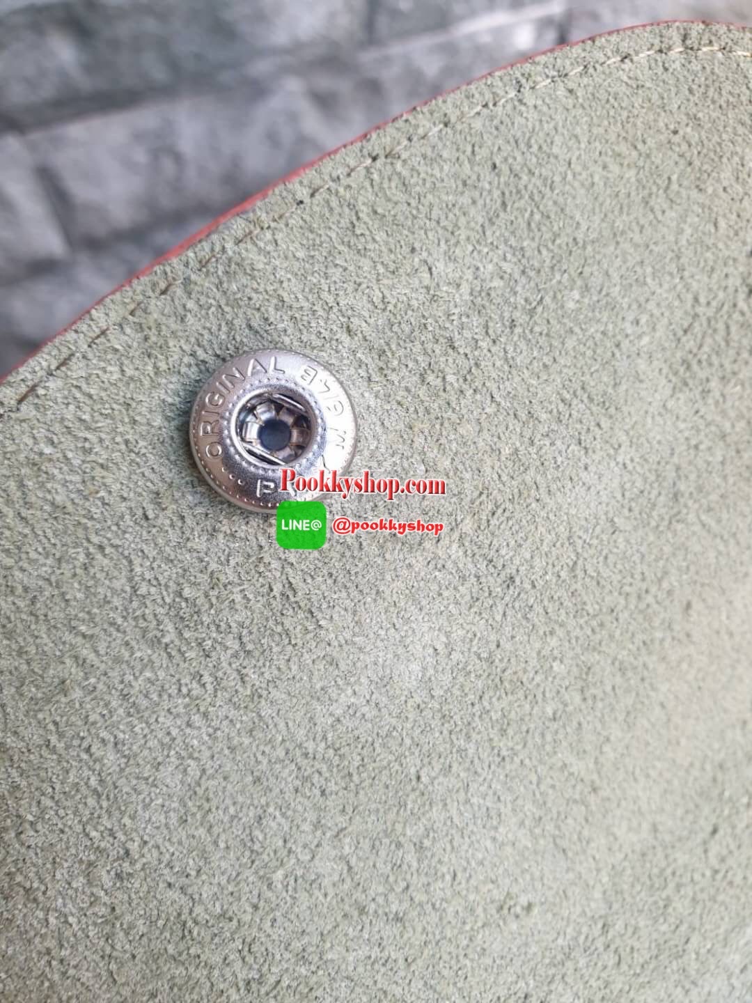 Longchamp Le Pliage Club Tote Bag Size L หูยาว วัสดุเนื้อผ้า Nylon Canvas เคลือบกันนำ้ ตัดด้วยหนังแท้ที่มีน้ำหนักเบา ดีไซน์เรียบง่ายแต่เต็มไปด้วยความคลาสสิก จนเป็นที่ชื่นชอบไปทั่วโลก Longchamp ปรับโฉม LE PLIAGE ด้วยการปักลายรูปม้า-ตราสัญลักษณ์ของแบรนด์บนผ