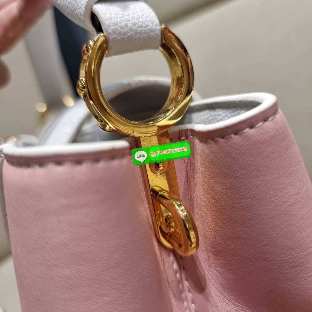 NEW IN!! LV capucines top handle วีไอพีพรีเมี่ยมกิ๊ฟจากเคาน์เตอร์ ที่สุดของความสวยในราคาเบาๆ กระเป๋าถือสุดหรู ดีไซน์ทรงคลาสสิค พร้อมลวดลายหรูหรา มาพร้อมหูจับในตัว ด้วยรูปทรงวินเทจและวัสดุหนังแท้ ขับผิว ทำให้ไอเท็มนี้สะกดทุกสายตาจริงๆ และยังมีลูกเล่นที่ฝาป