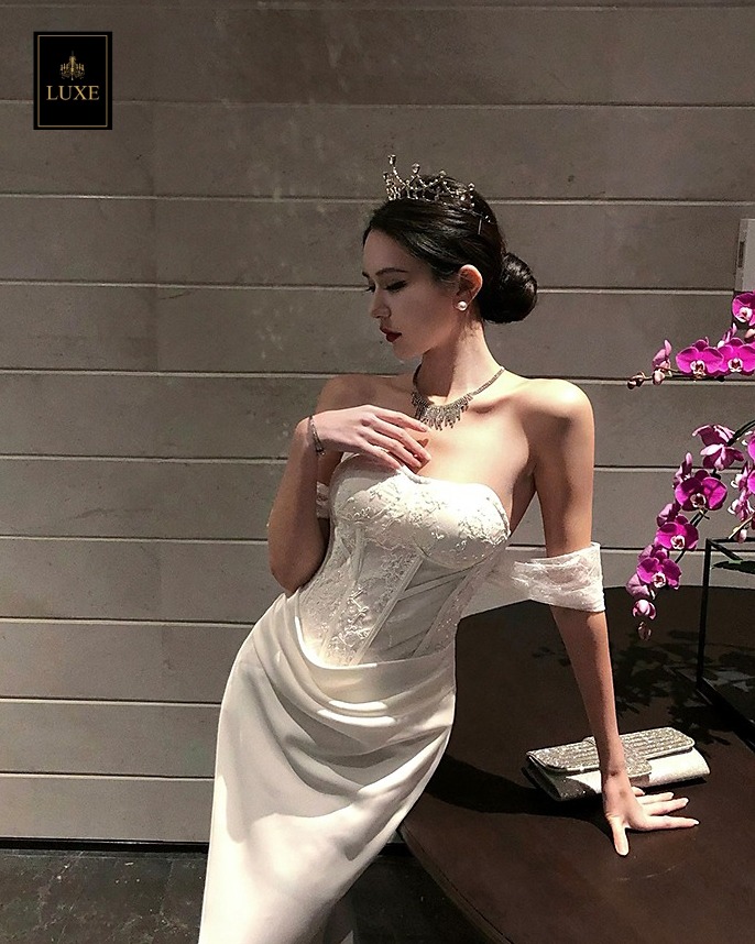 เดรสแฟชั่น เดรสเสื้อเกาะอกผ้าลูกไม้โครเชต์ แต่งผ้าคล้องแขน ผ้านุ่ม ยืดหยุ่นเล็กน้อย