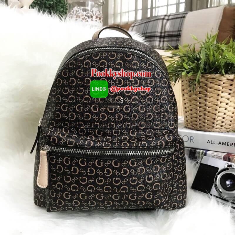 Don't Miss! GUESS WOMAN'S FACTORY BACKPACK กระเป๋าเป้ขนาดกำลังดีวัสดุหนังแกะสังเคราะห์นิ่มสวยน้ำหนักเบา มีหูหิ้วเเละสายสะพายหลังเลื่อนปรับได้ ด้านหน้ามีโลโก้และช่องซิป เปิดปิดด้วยซิปสะดวกใช้ ภายในกว้างใส่เอกสาร ipad ของใช้ได้เยอะ จะสะพายไปเรียนไ