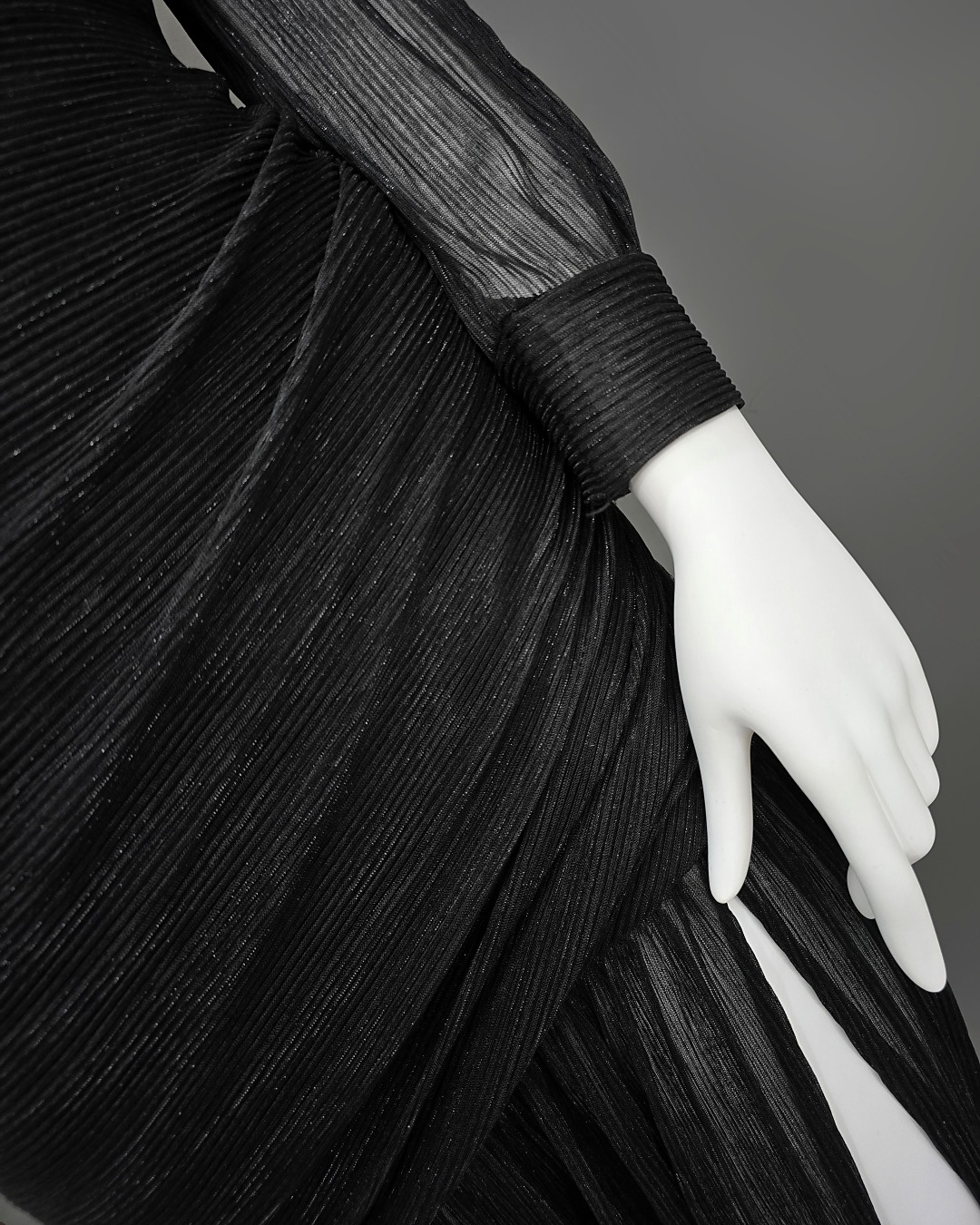 เดรสแฟชั่น แม็กซี่เดรสเสื้อคอวีป้าย แขนยาวเสริมไหล่ กระโปรงจับเดรปย่นเข้ารูปตรงสะโพก