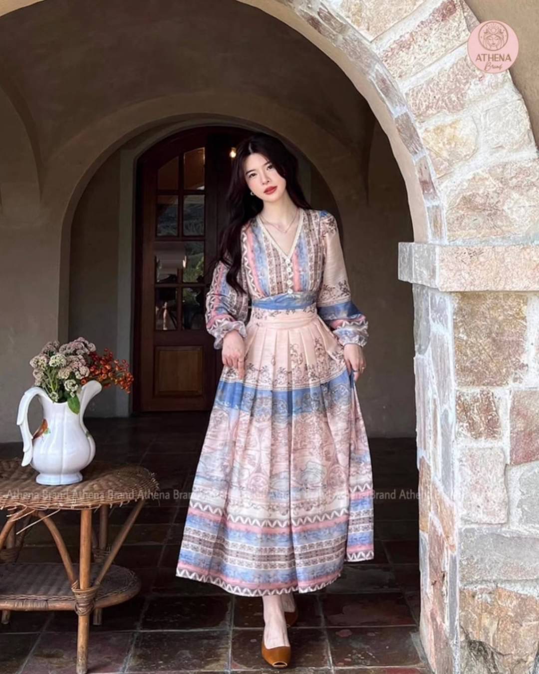 Maxi Dress พิมพ์ลายวินเทจสไตล์มาในโทนสีสุดละมุน ดีไซน์คอวีแขนยาวพองจั๊มพ์ มีกิมมิคตกแต่งกระดุมและลูกไม้หวานๆ ตัวเดรสเย็บจับจีบ มาพร้อมกับซับในและซิปด้านข้าง ผ้าเริ่ด คีพลุคเจ้าหญิงเจ้าใจ ใส่แล้วสบายผิวสุดๆ