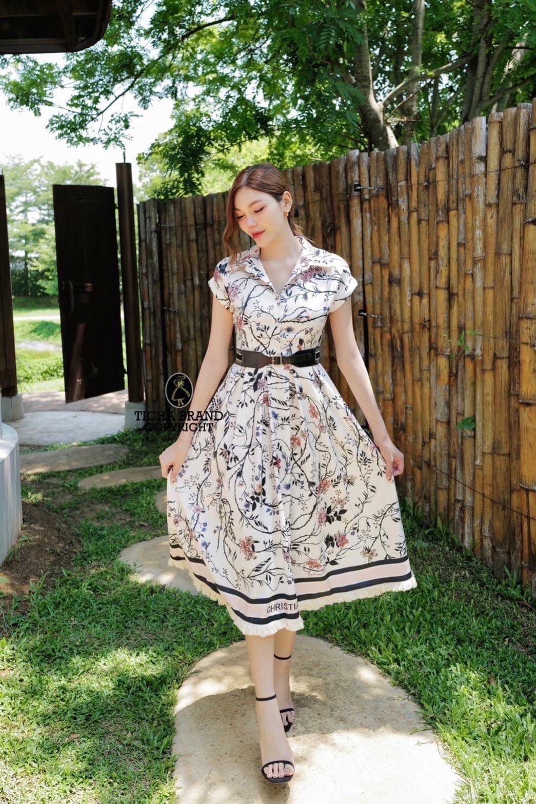 Maxi เดรส ตัวยาวแขนสั้น คอปก ด้านหน้าแต่งกระดุมครึ่งตัว ใช้งานได้จริง งานพิมพ์ลายทั้งชุด ช่วงชายกระโปรงแต่งขนพู่ลุ่ยๆ มาคู่กับเข็มขัดหนังต่อผ้ายางยืดปรับระดับได้ ทรงสวย ผ้าพริ้วใส่สบาย สวยหรูดูดีมากเลยค่า