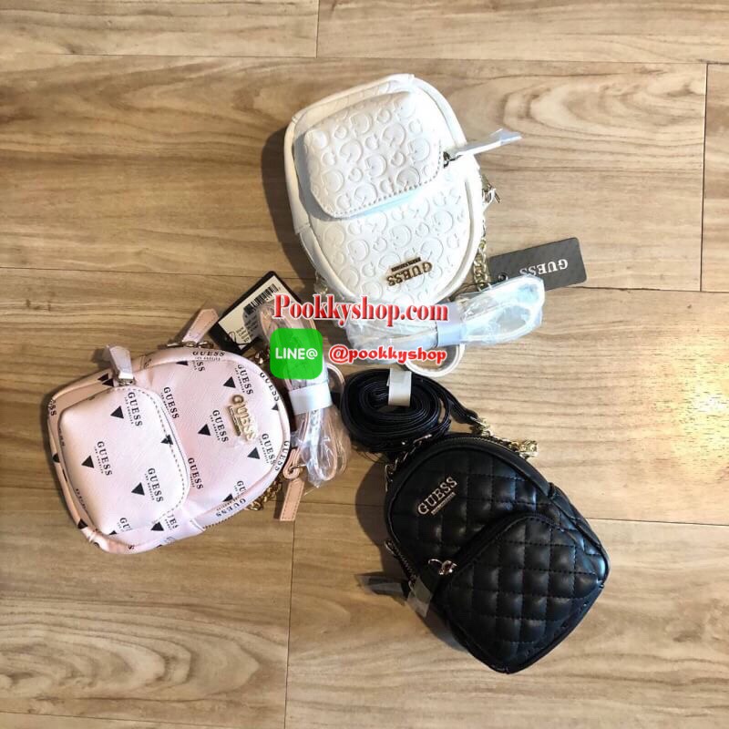 GUESS Factory Women's Evan Mini Crossbody กระเป๋าสะพายใบเล็กสุดน่ารักจาก guess มาแล้วค่า ไอเท็มสุดน่ารัก วัสดุทำจาก pu สกรีนลายสุดน่ารัก ด้านหน้ามีโลโก้ มีพวงกุญแจสวยเก๋ สายสะพายมีสายโซ่สลับหนังปรับได้ 5 ระดับ ด้านบนมีหูหิ้วจับถนัดมือ กระเป๋ามี 1 ช่อ