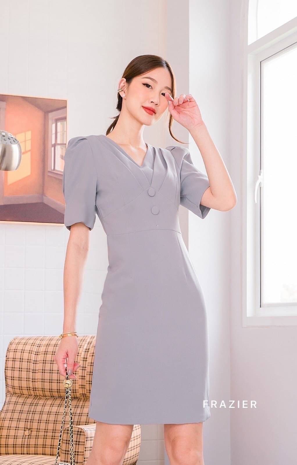 Dress คอวีจีบอก ทรงต่อเอวแต่งกระดุมเก๋ๆ ตัวนี้ทรงดีแพทเทรินสวย ทรงเป๊ะมากค่ะ ผ้าเนื้อดีการันตีผ้านิ่มใส่สบาย งานซับในทั้งตัวค่า