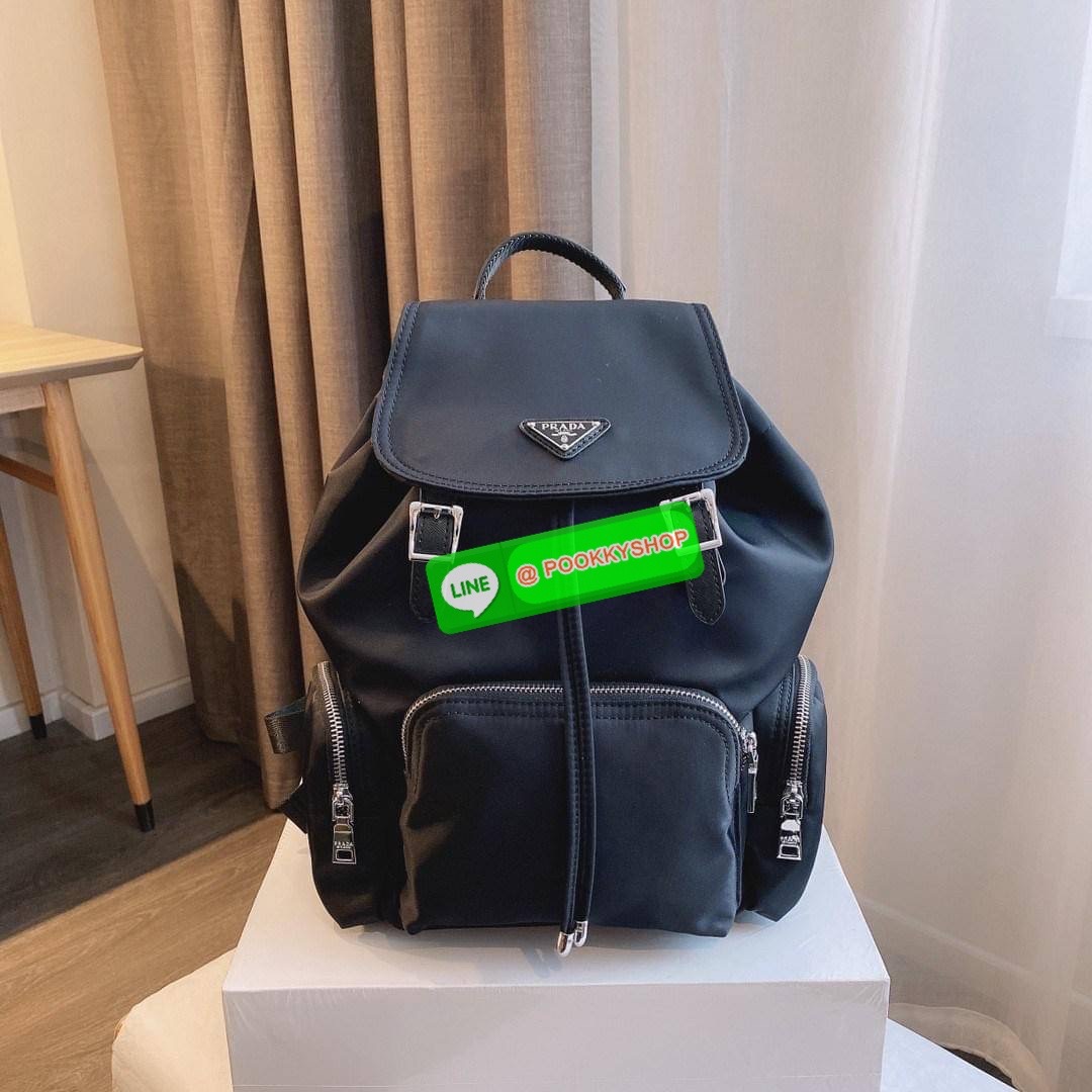 รุ่นใหม่พร้อมส่ง NEW!! PRADA NYLON BACKPACK กระเป๋าสะพายเป้ วัสดุทำจาก ผ้าNylon คุณภาพดี สามารถกันน้ำได้ในระดับนึง เปิดปิดด้วยกระดุม จุของได้เยอะ สายสะพาย สามารถปรับได้ฟรีด้านหน้ามีช่องใส่ของได้ ด้านในมีช่องแบ่งหลายช่อง ใส่เอกสารA4 Ipad ได้ น้ำหนักเบา ใช้