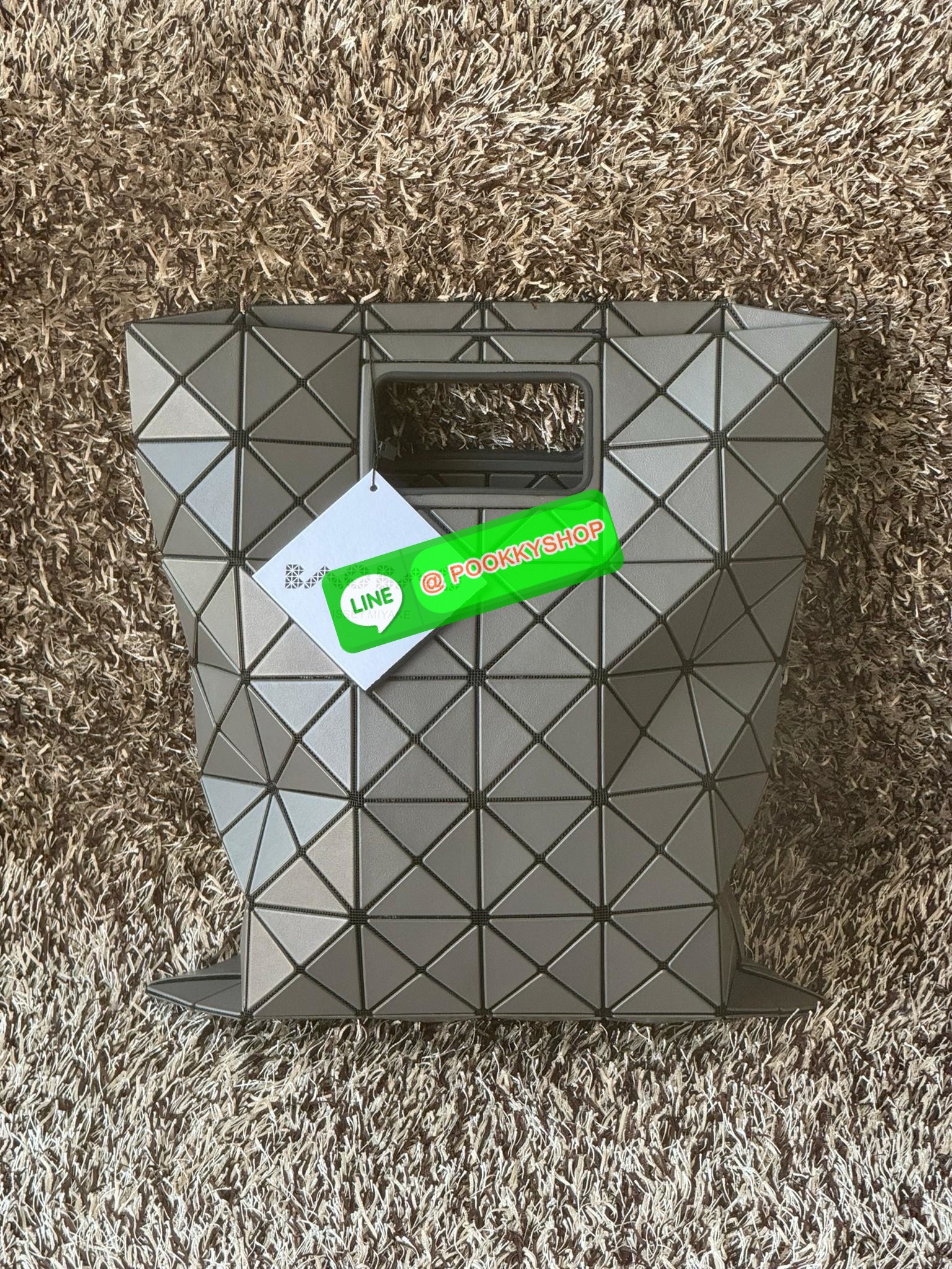 Baobao Issey Miyake large Bocca matte-finish tote bag BOCCA MATTE เป็นกระเป๋าถือรูปแบบใหม่ที่มีด้ามจับด้านในที่ช่วยให้กระเป๋าวางอยู่บนแขนหรือข้อมือได้อย่างนุ่มนวล เป็นกระเป๋าถือขนาดใหญ่นี้มีกระเป๋าด้านในพร้อมซิปที่ช่วยให้จัดเก็บได้อย่างปลอดภัย สามารถใส่แล