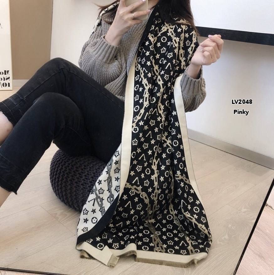 พร้อมส่ง LV2048 ผ้าคลุมไหล่ LV2048 งานนำเข้าแบรนด์LV รุ่นนี้เป็นผ้ามันวาว เด่นมาก ไฮโซตามแบรนด์เค้าเลย ผ้าไม่หนามาก อุ่นเหมือนผ้าห่ม เป็น accessories ได้ทั้งหน้าร้อน และหน้าหนาว