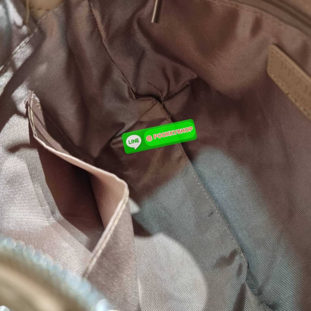 PRADA LEATHER PADDED BAG ใหม่ล่าสุด กับคอลเลคชั่นที่ทำออกมาตอบโจทย์ได้ทุกไลฟ์สไตล์ และเป็นยูนิเซ็กส์ กับกระเป๋าทรงโท้ท ขนาดกำลังดี วัสดุหนังแท้ ตัดเย็บเดินเส้นลายตาราง ปากกระเป๋ามีซิปเปิดปิด ภายในเป็นช่องโล่ง มีช่องแยกให้ มาพร้อมสะพายข้างและใบลูก ให้ได้สน