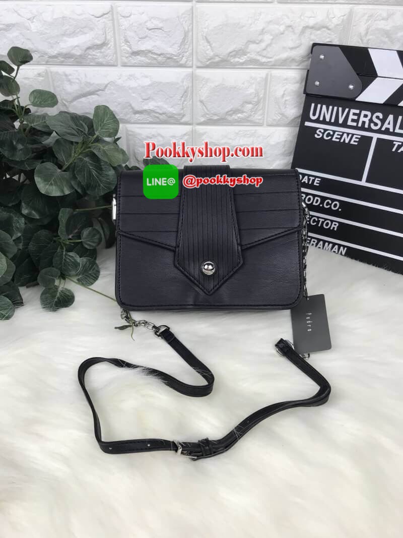 PEDRO EMBOSSED FLAP SHOULDER BAG กระเป๋าสะพายวัสดุหนังเรียบแต่งลายเดินร่องตัดกันสวยงาม เปิดปิดด้วยกระดุมแม่เหล็ก ด้านในมีช่องใหญ่ 2 ช่อง รุ่นนี้ใส่ iphone7 plus ได้ค่ะ สายสะพายยาวปรับระดับความยาวได้ตามต้องการ