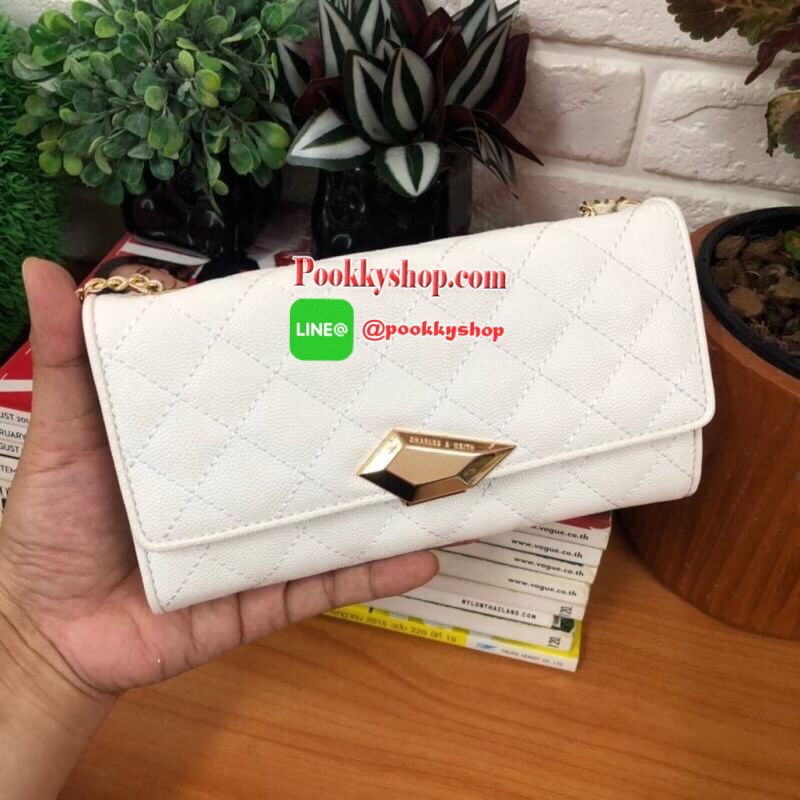 Charles&Keith Quilted Chain Wallet กระเป๋าสตางค์ใบยาว วัสดุลายหนังคาเวียร์ เปิด-ปิดด้วยตัวกดล๊อก ด้านในมีช่องซิปใส่เหรียญ ช่องใส่บัตร ช่องใส่ธนบัตร ใส่ iphone7+ได้ มาพร้อมสายยาว 102 cm.สามารถถอดสายออกได้ (ปรับสายไม่ได้)