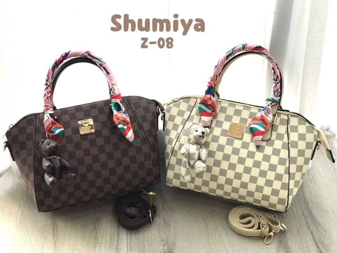 SHUMIYA BAGS พร้อมส่ง กระเป๋าหมีตาราง ทรงปีก งานเก๋มากค่ะ มาพร้อมโลโก้และผ้าผูกหูแบรนด์ shumiya !! WOW WOW ~ เอาใจแฟนคลับหมีตาราง งานมาใหม่ สวยปังทุกแบบ !!! แถมฟรีพวงกุญแจหมีน่าร๊ากก น้ำหนักเบา จุของได้เยอะ หลายช่องใช้งาน มีสายสะพายยาวให้ 1 เส้นค่ะ