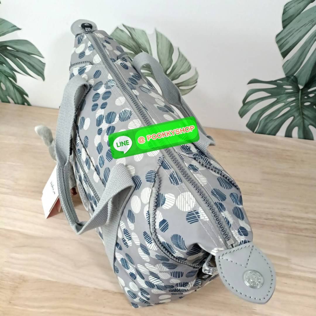 KIPLING Art Medium Tote Bag กระเป๋าเป้สะพายหลัง วัสดุด้านนอก Nylon +polyester กระเป๋ารุ่นฮิตตลอดกาล จาก kipling ลายใหม่ -ด้านหน้ามีช่องแยกใส่ของใช้เล็กๆน้อย 2 ช่อง -ช่องหลักโล่ง กว้าง จุของได้เยอะมาก พร้อมสายคล้องพวงกุญแจและช่องซิปแยกด้านข้างผนังกระเป๋า -