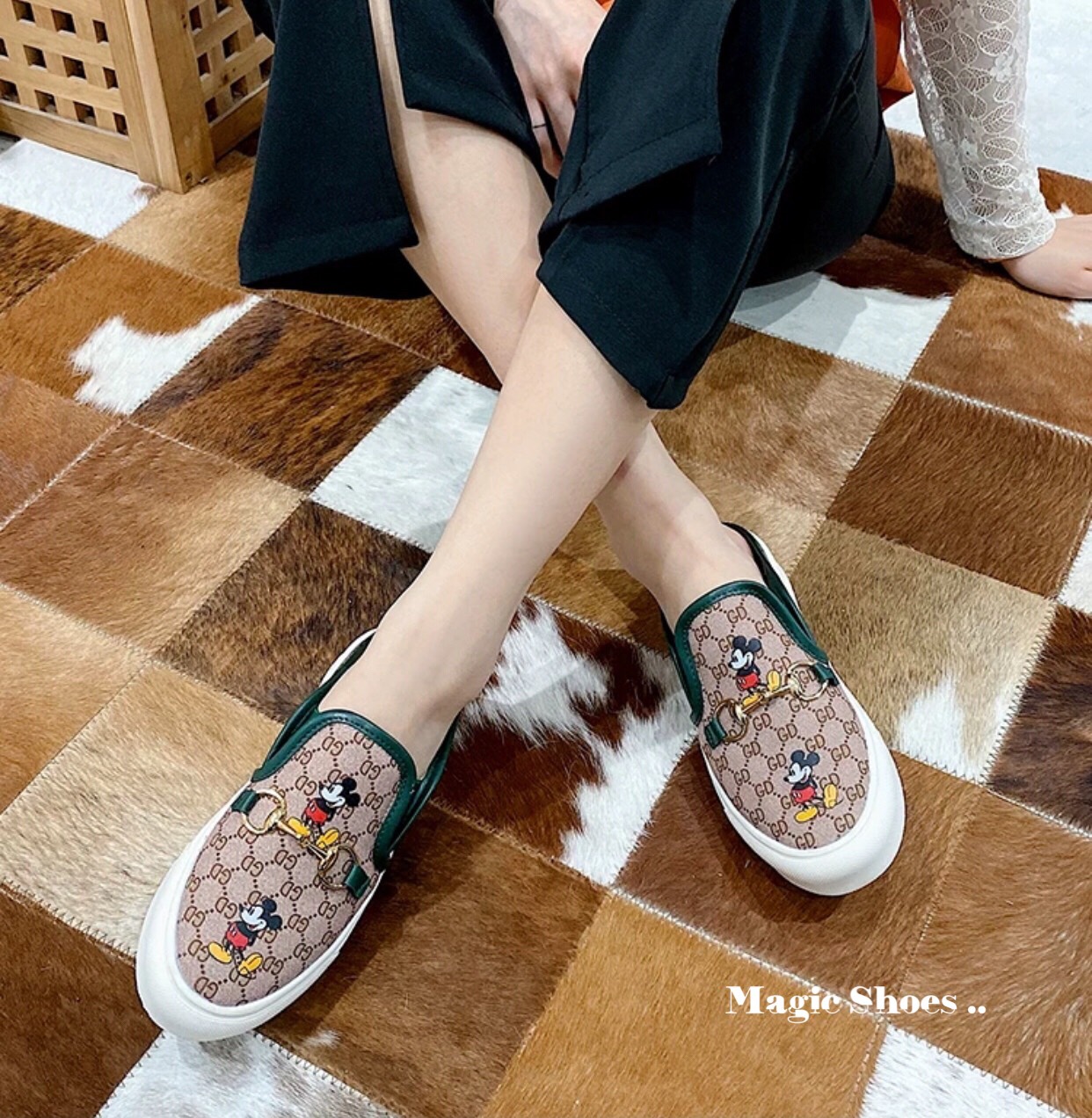 รองเท้าผ้าใบเปิดส้นงานนิ่ม ใส่สบาย สกรีน Mickey Mouse น่ารัก ทรงสวย สวมใสง่าย แมทได้กับทุกชุด เหมาะกับทุกโอกาส นิ่มใส่สวย ใส่สบาย ห้ามพลาด พร้อมส่ง