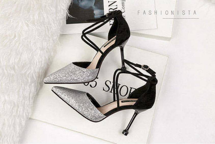 สินค้ามาใหม่ พร้อมส่งเลยค่ะ!! LUXURIOUS Collection งานหรูหรามีระดับ รองเท้าส้นสูงคุณภาพดี ดีไซน์สวยระดับไฮคลาสวัสดุ pu ตกแต่งกลิสเตอร์เนื้อทรายระยิบระยับ งานเนียนละเอียดประณีต ทรงปิดหน้าเท้า แต่งพันข้อเท้าเก๋มาก ส้นสูง 9 c.m. ใส่แล้วสะกดสายตาสุดๆค่ะ ช่วยข