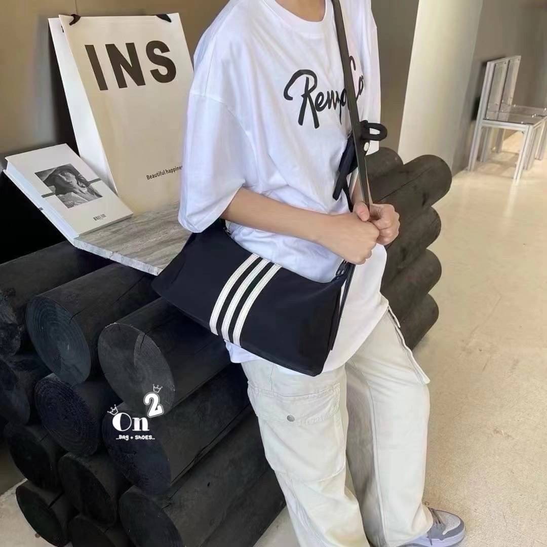 Adidas Style Nylon Shoulder Bag กระเป๋าผ้าไนลอน ขนาด 14นิ้ว น้ำหนักเบาใส่ของได้เยอะ รุ่นนี้สะพายขึ้นไหล่น่ารัก ด้านบนเป็นซิปค่ะ มีสายสะพายข้าง ปรับความยาวได้