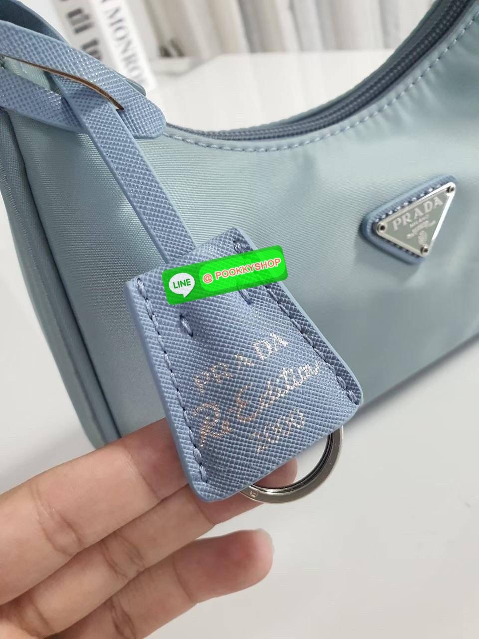 รุ่นใหม่แนะนำ!! รุ่นขายดีในตำนานค่ะ กับงานพรีเมี่ยมกิ้ฟท์ PRADA NYLON HANDBAGS ขนาดกะทัดรัด #อะไหล่เงิน วัสดุทำจากผ้าNylon อย่างหนา อยู่ทรง กันน้ำได้ หายห่วงคะ ด้านหน้ามีโลโก้แบรนด์ เปิดปิดด้วยซิป มาพร้อมสายผ้า ไม่สามารถถอดได้ ภายในบุผ้าลายPrada และป้ายโล