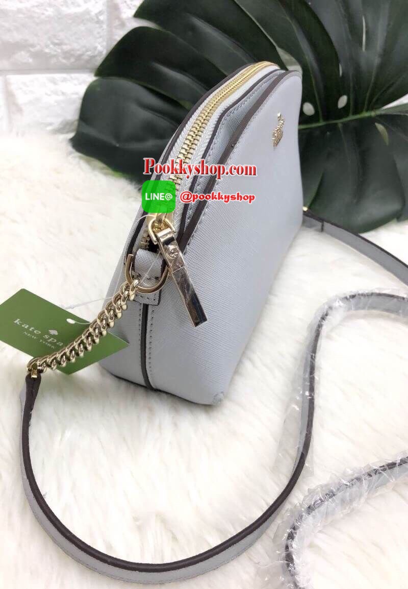 Kate Spade new york Cameron Street Crossbody With Zip Bag พร้อมส่งค่ะ!!! มีพร้อมส่งถึง 9 สีจ้า กระเป๋าสะพายข้างหรือแบบครอสบอดี้ร์ ลายหนังซาฟเฟียโน่ ทรงน่ารัก ใบจริงน่าใช้มากๆค่ะ ด้านหน้าติดโลโก้แบรนด์ มีช่องแม่เหล้กให้ใส่ของหนึ่งช่อง เปิดปิดช่องหลักแบบซิป