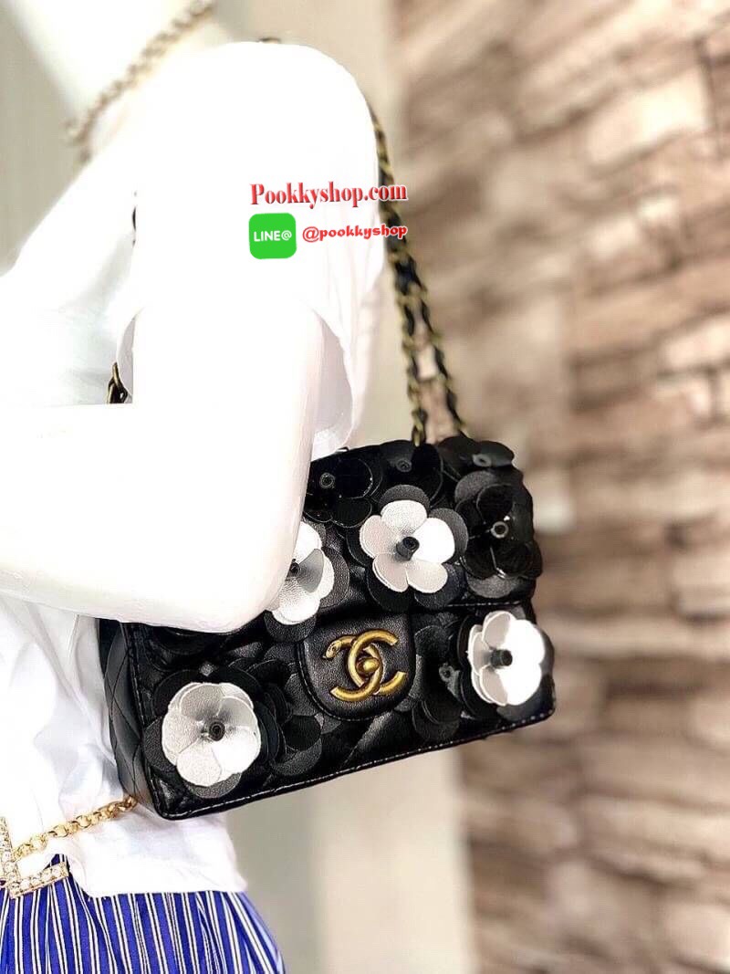 New Chanel Camellia Beauty 💄ลายดอกคามีเรีย อันเป็นสัญลักษณ์แบรนด์ เปิดปิดด้วยตัวล๊อกหมุน มีสายสะพายร้อยหนัง สะพายได้ 2 แบบ ซับในหนัง ใส่มือถือได้ทุกรุ่น กระเป๋าสตางค์ใบกลาง ของใช้อื่นๆได้