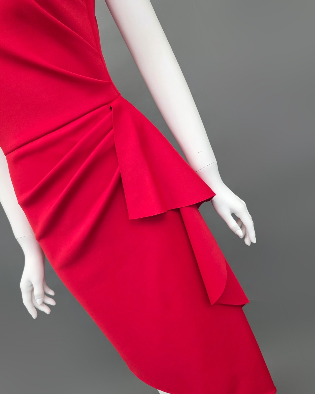 เดรสแฟชั่น เดรสเสื้อคอกลมแขนกุด กระโปรงทรงสอบ แต่งระบายข้าง ปลายเฉลียง