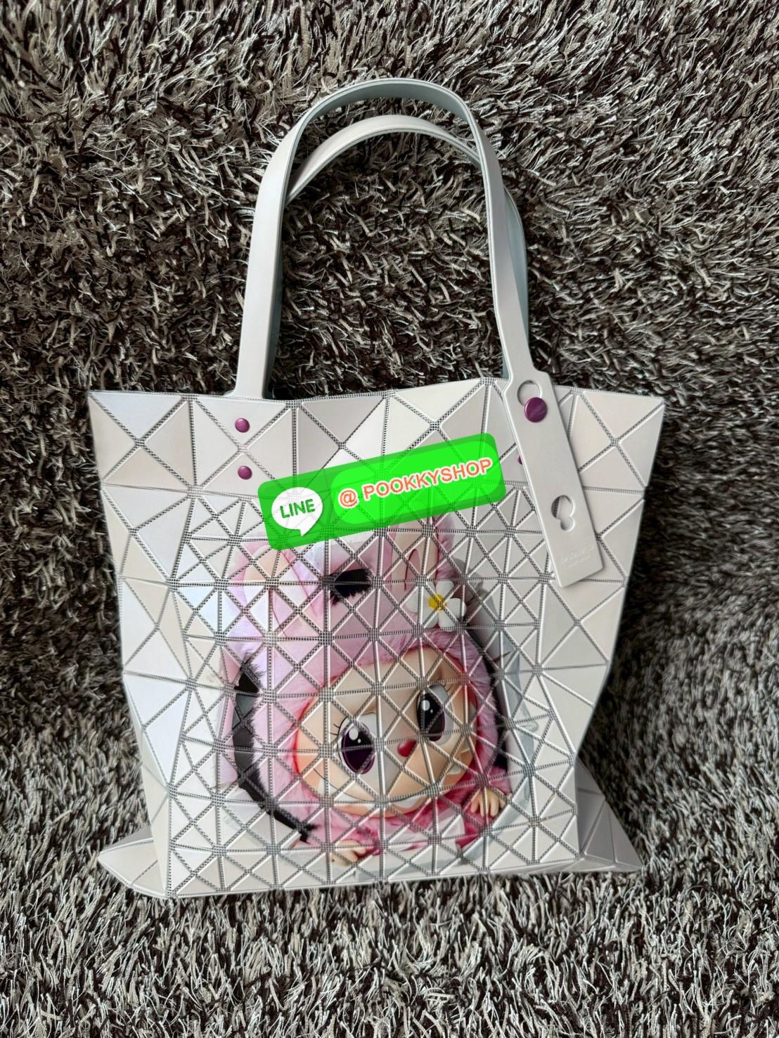 Baobao Issey Miyake x Labubu tote bag อีกหนึ่งซีรีย์สุดลิมิเตทที่น่าสะสม กำลังเป็นกระแสสำหรับ Labubu อาร์ตทอยชื่อดังที่ทุกคนรู้จัก นำมาผสมผสานให้เป็นกระเป๋าทรง tote bag ที่เหมาะกับการใช้งานในชีวิตประจำวัน ด้วยขนาด13นิ้ว ทำให้ใส่สิ่งของได้ครบครัน รวมถึงเอก