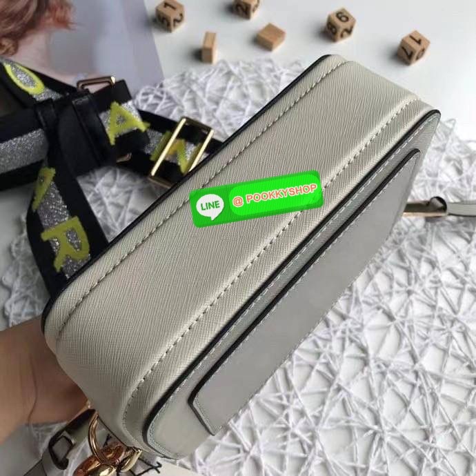 March Jacop Snapshot MJ Cross Body Bag กระเป๋าสะพายข้าง วัสดุหนัง Saffiano ด้านหน้าประดับด้วยโลโก้ J อันเป็นสัญลักษณ์ของแบรนด์ อะไหล่ทองหรูหรา มาพร้อมสายสะพายโลโก้แบบปรับได้ แบ่งเป็น2ช่องซิป ใบนี้คือเรียบหรูแต่ดูดีมาก ไม่ควรพลาดเลยค่า