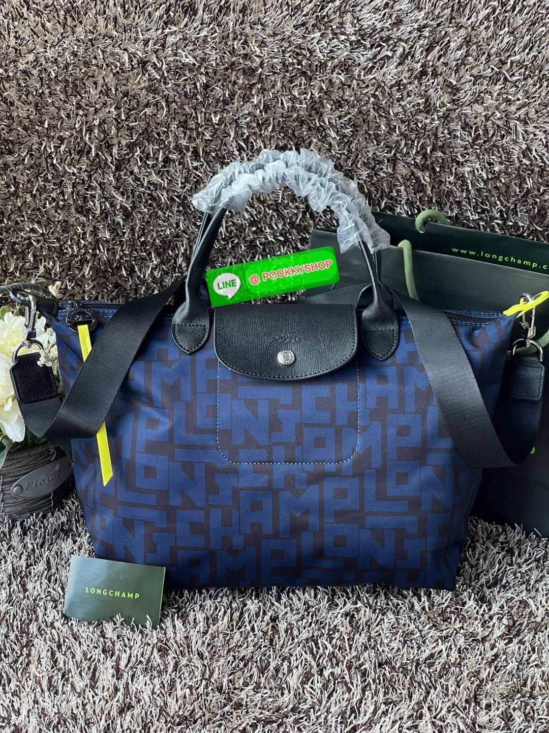 💕Longchamp LE PLIAGE LGP TOP HANDLE BAG M พบกับคอลเลคชั่นใหม่ล่าสุด มีดีไซน์ที่เรียบหรูและคลาสสิก แฝงด้วยลูกเล่นแบบเฟมินีน แถมยังมีน้ำหนักเบาอย่างไม่น่าเชื่อ มาพร้อมกับหูจับกระเป๋าคู่และฝาปิดแบบกระดุม กระเป๋าถือใบนี้สามารถใช้ถือแบบทั่วไป มีสายสะพา