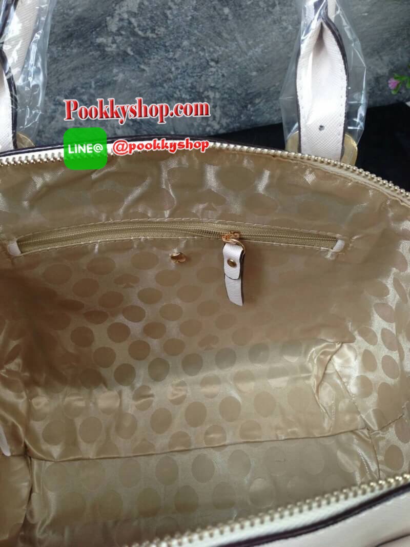 KATE SPADE NEW YORK กระเป๋าถือหรือสะพาย หนัง safiano ทรงพัดหูยาว เปิดปิดด้วยซิปสะดวกใช้ หูหิ้ว สามารถปรับความยาวได้ 3 ระดับ สามารถสะพายไหล่ได้เลยค่ะ ภายในบุผ้าลายแบรนด์ มีช่องด้านใน ใส่ของจุกจิก และช่องใส่ซิป มาพร้อมสายสะพายยาวปรับด้ 5 ระดับ สามารถสะพายไห