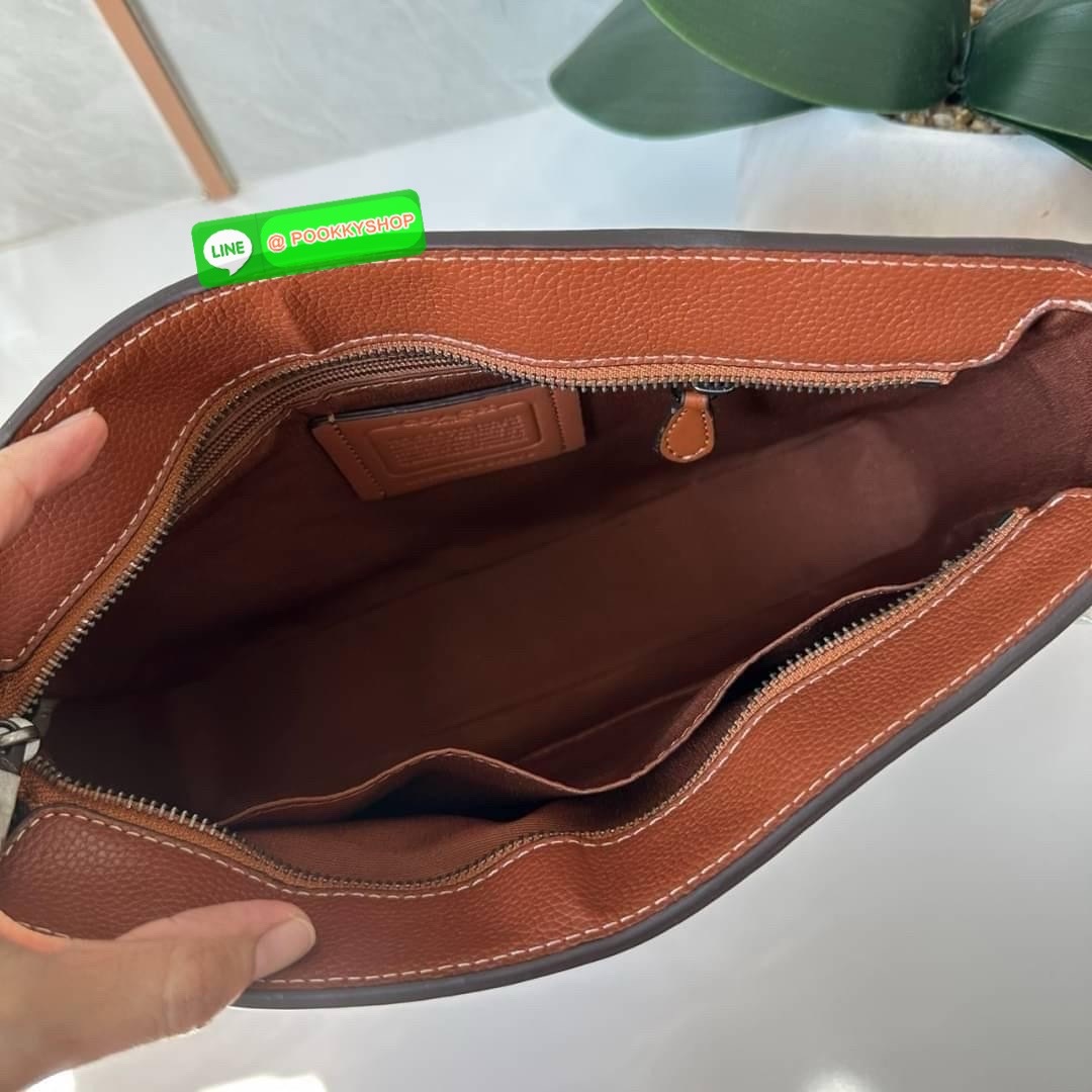 COACH DISTRICT CROSSBODY IN SIGNATURE CANVAS CH078 🔖กระเป๋าสะพายคอสบอดี้ทรงสีเหลี่ยม 🔖วัสดุ : canvas, ตัดขอบหนัง pebble leather 🔖 เปิด-ปิดแบบซิป ด้านในมีช่องซิปและช่องอเนกประสงค์ ปิดด้วยซิปด้านบน ซับในผ้า มีช่องซิปและช่องเก็บของด้า