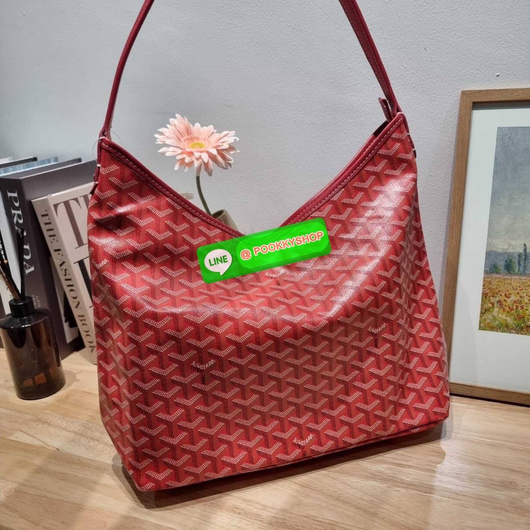 GOYARD BOHEME HOBO BAG ใหม่สุดคุ้ม กับกระเป๋าสะพายทรงโฮโบ ใบใหญ่จุใจ!! มาครบสีขายดี เลิศทุกสี รูปทรงคลาสสิค ดีไซน์เป็นเอกลักษณ์ วัสดุหนังแคนวาสพิมพ์ลายสวยคม ปากกระเป๋ามีซิปเปิด-ปิดกันของหล่นได้ ภายในโล่งกว้างมาก มาพร้อมสายคล้องในตัว ทนทาน สะพายสวยๆได้ทุกว