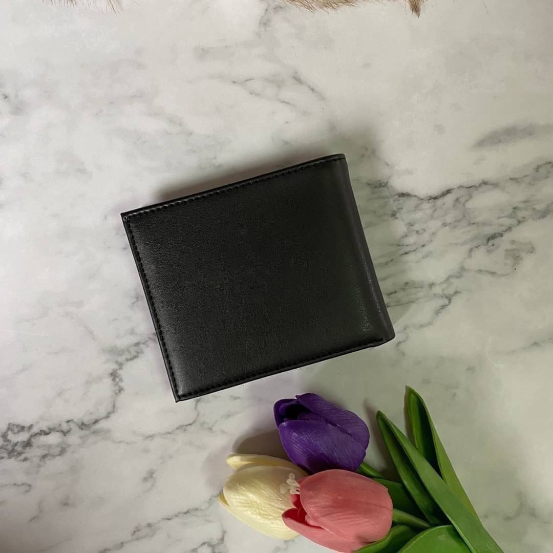 Calvin Klein Leather Belt & Wallet Set Setกระเป๋าสตางค์+เข็มขัด กระเป๋าสตางค์ด้านหน้าปั๊มชื่อแบรนด์ มีช่องใส่บัตร ช่องใส่ธนบัตร 2 ช่อง และช่องเก็บเหรียญ เข็มขัดหนังแท้ปั๊มแบรนด์ สามารถสลับใช้ได้ทั้ง 2 ด้าน เข็มขัดปรับระดับได้ 5 ระดับ มาพร้อมที่เจาะรูจ้า