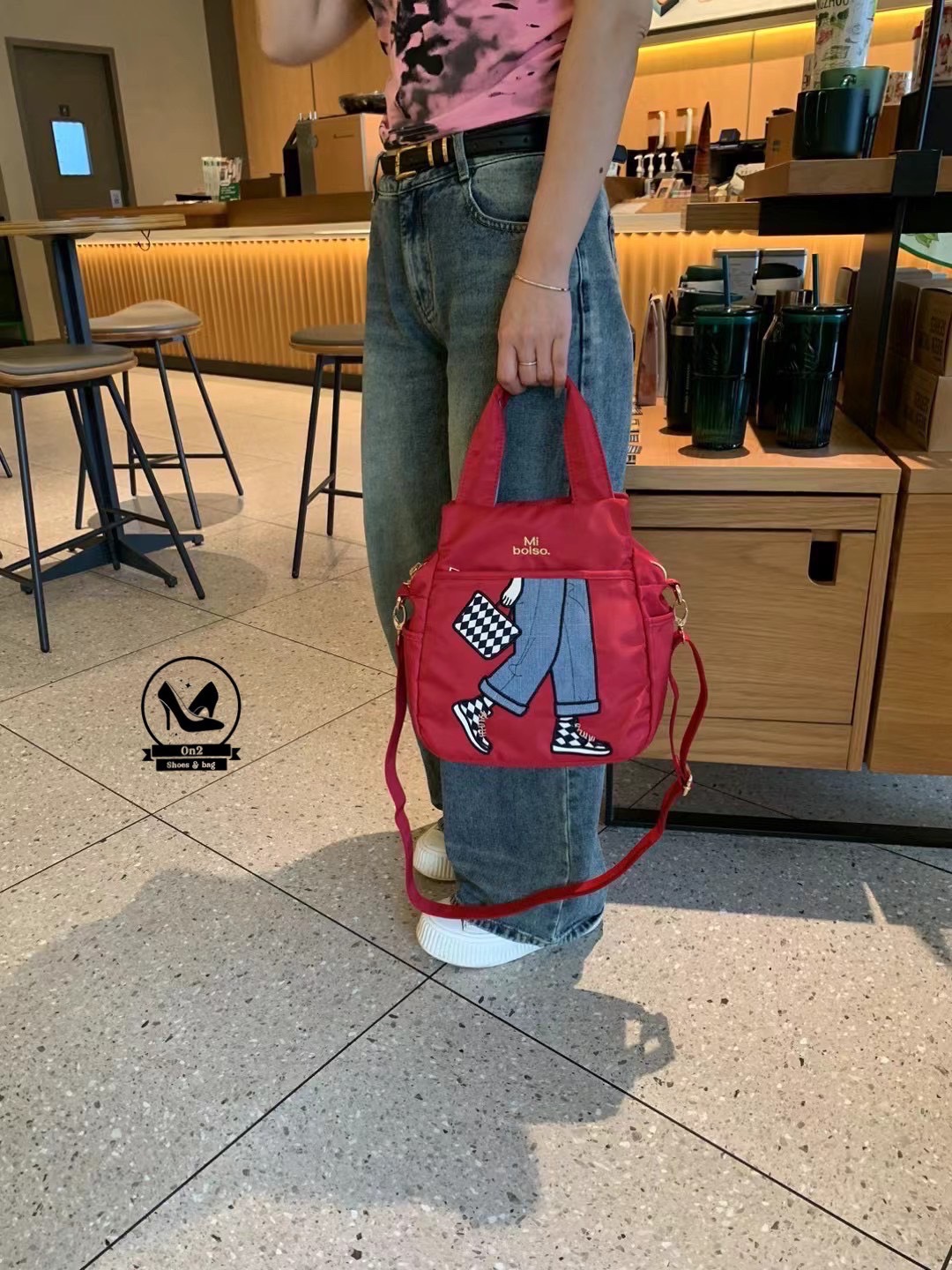 กระเป๋าเป้ได้ สะพายข้างได แบรนด์ miss zapatos วัสดุตัวกระเป๋าทำจากผ้ากันน้ำอย่างดี water proof อะไหล่สีเงิน ด้านบนเป็นปากซิป ด้านหน้า และด้านหลังมีช่องซิป ด้านข้างมีช่องใส่ของ งานจริงน่าใช้มาก สายกระเป๋าสะพายทำเป็นเป้ได้ หรือทำเป็น crossbody bag ก็ได้นะคะ