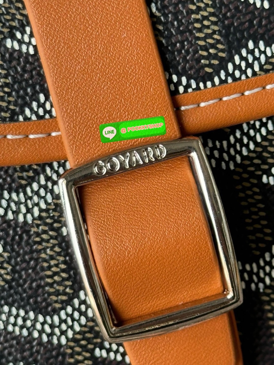 Goyard Belvedere Messenger ถูกออกแบบให้มีน้ำหนักเบาเพื่อความคล่องตัวสามารถใส่สิ่งของ ได้อย่างสบายและถือได้ว่าเหมาะอย่างยิ่ง สำหรับการใส่หลากหลายโอกาสด้วยสายสะพายแบบสะพายข้าง และฝาปิดกระเป๋าทั้งสองฝั่งที่แน่นหนา และยังมีการเพิ่มลูกเล่นด้วย ช่องใส่ของทางด้า