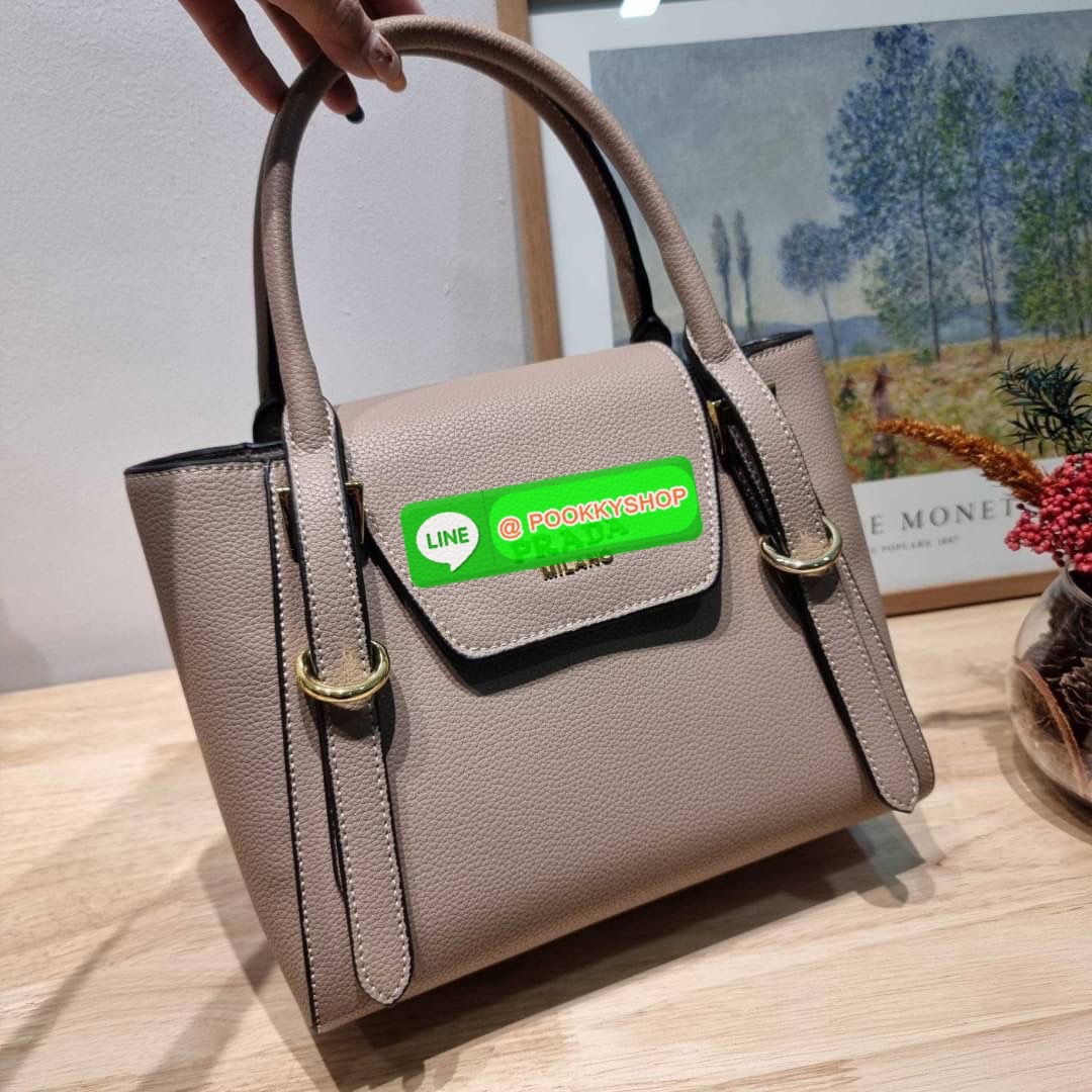 Hot item Prada leather bag กระเป๋าถือ/สะพายล่าสุด จากเคาน์เตอร์ dutyfree ที่ดีไซน์เรียบหรู หนังวัวฟอกสี สวยคมชัด เต็มไปด้วยดีเทลน่าใช้ สายคล้องไหล่ที่สามารถถอดออกได้ เพื่อใช้สายยาวสะพายข้างเส้นเดียว หรือจะใส่ไว้ทั้งคู่ก็อัพเกรดลุคดูแพงได้ ปากกระเป๋ามีฝากร
