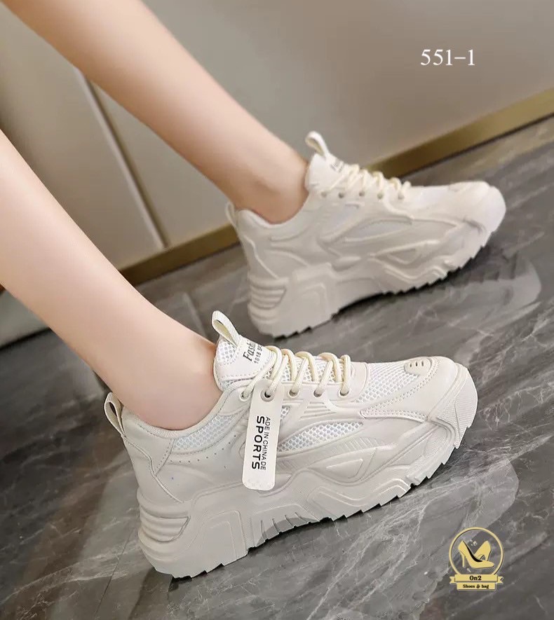 รองเท้าผ้าใบแฟชั่นเกาหลีดีไซน์ทันสมัยและโดดเด่น ด้วยพื้นรองเท้าที่มีความหนาและดีไซน์ที่ดูมีลูกเล่น เหมาะสำหรับผู้ที่ชื่นชอบสไตล์สปอร์ตแฟชั่นที่ใส่สบายและเสริมความสูงได้เล็กน้อย มีให้เลือกทั้งสีขาวครีมและสีชมพูอ่อนที่ดูน่ารัก ดูทะมัดทะแมง สามารถนำไปมิกซ์แอ