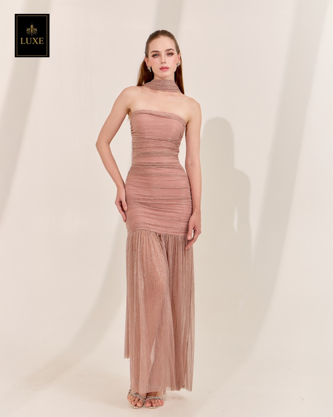 เดรสแฟชั่น เดรสเสื้อเกาะอกทรงเข้ารูป กระโปรงต่อชายระบาย ผ่าหน้า มาพร้อมผ้า mmคลุมไหล่